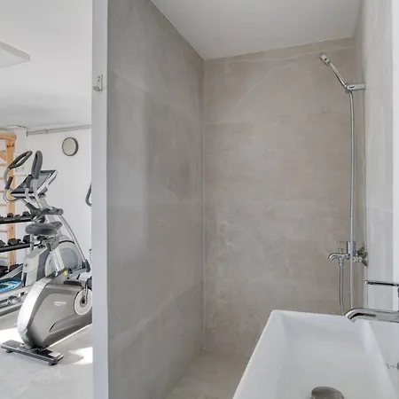 Yαlάzιοs - Jacuzzi & Gym Villa Isterni (Paros)